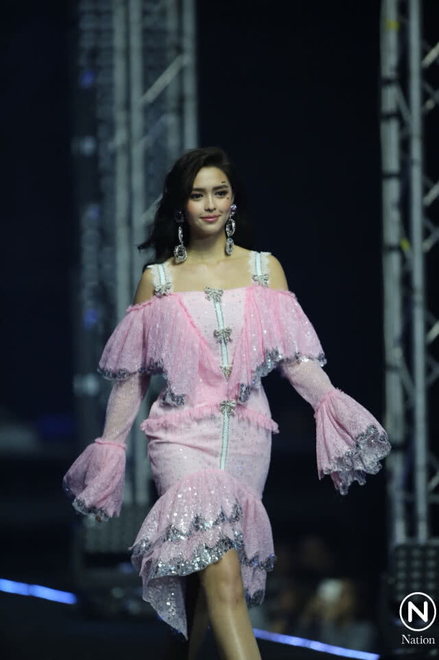 "ก้อง-กฤษฏิ์" จัดแฟชั่นโชว์ผมอลังการ คนดังตบเท้าเข้าร่วมงานเพียบ!