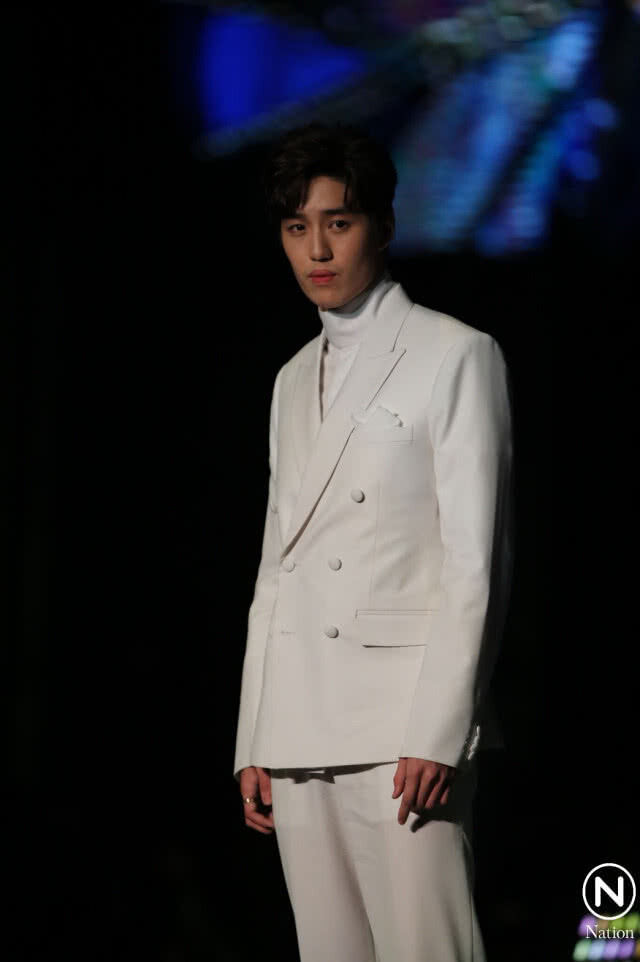 "ก้อง-กฤษฏิ์" จัดแฟชั่นโชว์ผมอลังการ คนดังตบเท้าเข้าร่วมงานเพียบ!