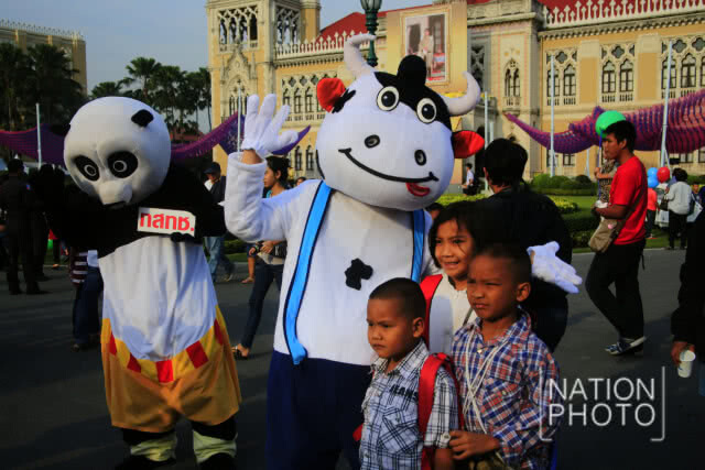 วันเด็กที่ทำเนียบคึกคัก เด็กเตรียมสัมผัสเก้าอี้นายกฯ