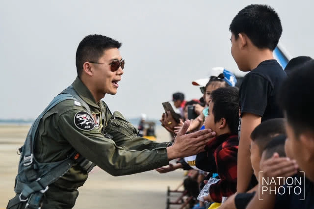 (ภาพชุด) เผยโฉมเหล่านักรบกลางเวหา
ผู้วาดฝันให้เด็กๆ ในวันเด็กแห่งชาติ 2561