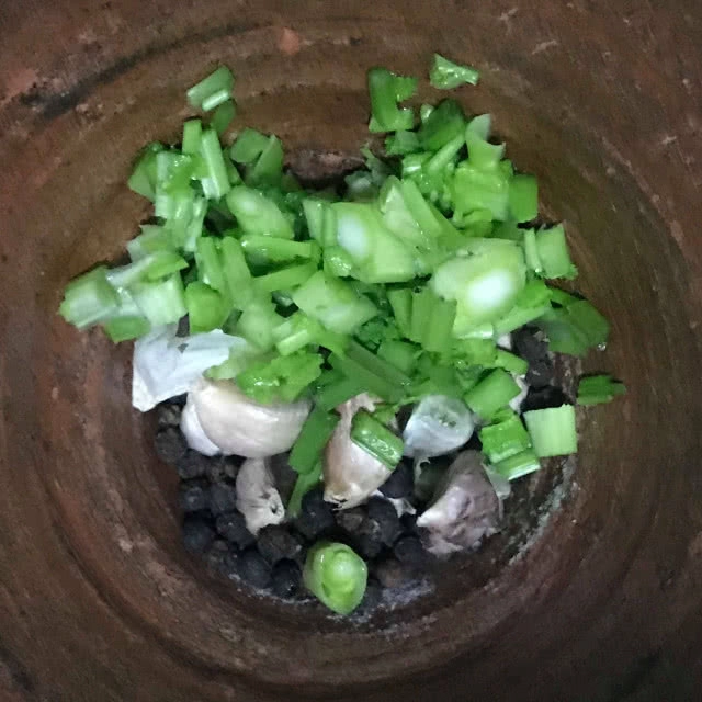 ครัวน้าคม : กรอบเค็มคอนเฟลค เมนูการนำคอนเฟลคของขวัญปีใหม่มาดัดแปลง