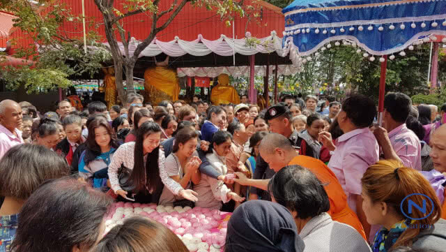 ปชช.แห่รับแจกซาลาเปามงคลสีชมพูงานอายุวัฒนมงคลหลวงพ่อวิชัย