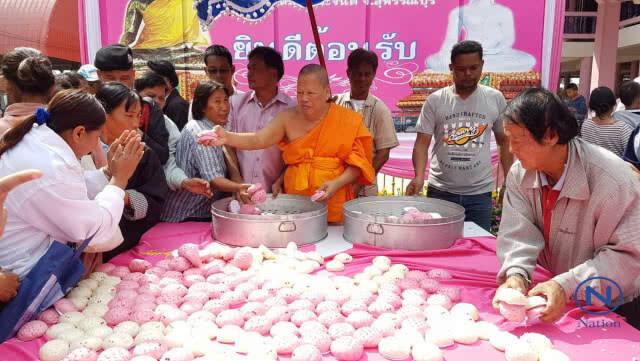 ปชช.แห่รับแจกซาลาเปามงคลสีชมพูงานอายุวัฒนมงคลหลวงพ่อวิชัย