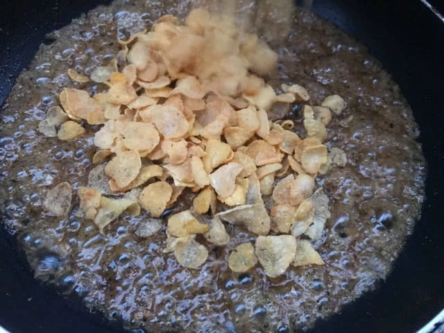 ครัวน้าคม : กรอบเค็มคอนเฟลค เมนูการนำคอนเฟลคของขวัญปีใหม่มาดัดแปลง