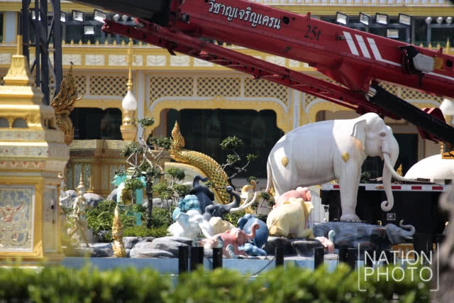 (ภาพชุด) เจ้าหน้าที่เข้ารื้อถอนพระเมรุมาศ