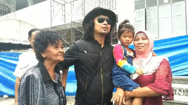 "เสก โลโซ" รายงานตัวศาลนครศรีธรรมราช คดียิงปืน