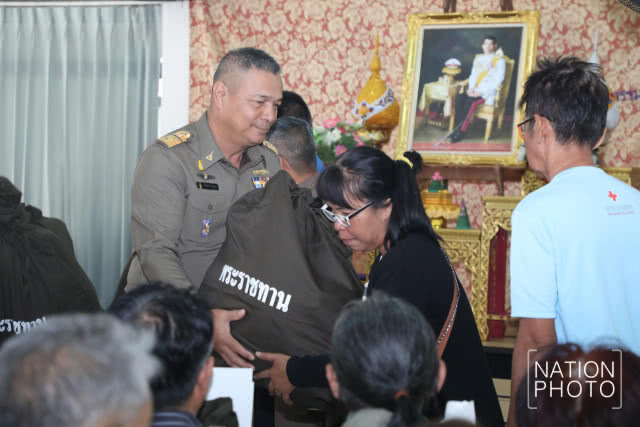 สมเด็จพระเจ้าอยู่หัว พระราชทานและเครื่องอุปโภคบริโภค ให้ราษฎรที่ประสบอัคคีภัยเขตธนบุรี