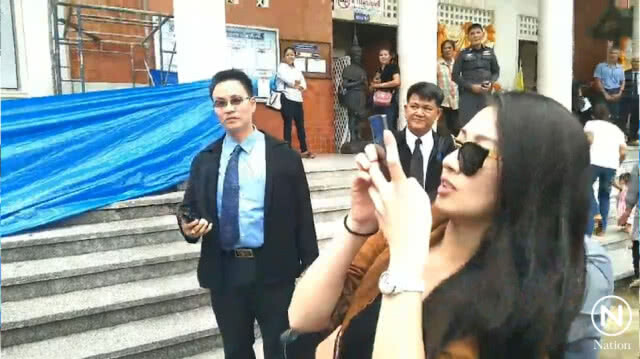 "เสก โลโซ" รายงานตัวศาลนครศรีธรรมราช คดียิงปืน