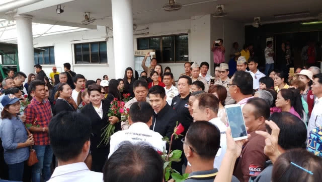 ประชาชนและข้าราชการ
มอบดอกกุหลาบให้กำลังใจนายอำเภอคลองหลวง