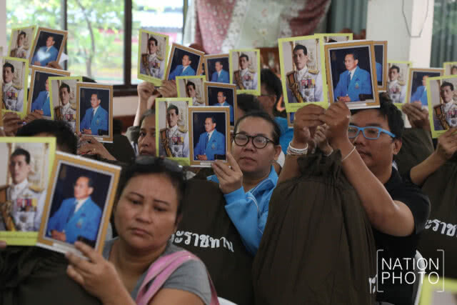 สมเด็จพระเจ้าอยู่หัว พระราชทานและเครื่องอุปโภคบริโภค ให้ราษฎรที่ประสบอัคคีภัยเขตธนบุรี