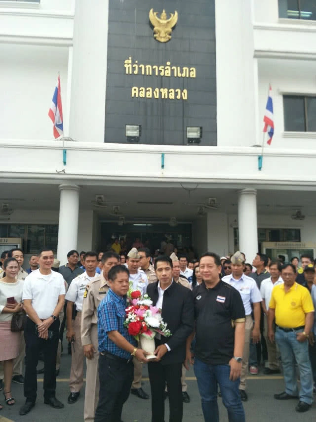 ประชาชนและข้าราชการ
มอบดอกกุหลาบให้กำลังใจนายอำเภอคลองหลวง