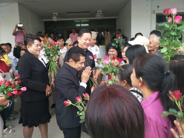 ประชาชนและข้าราชการ
มอบดอกกุหลาบให้กำลังใจนายอำเภอคลองหลวง