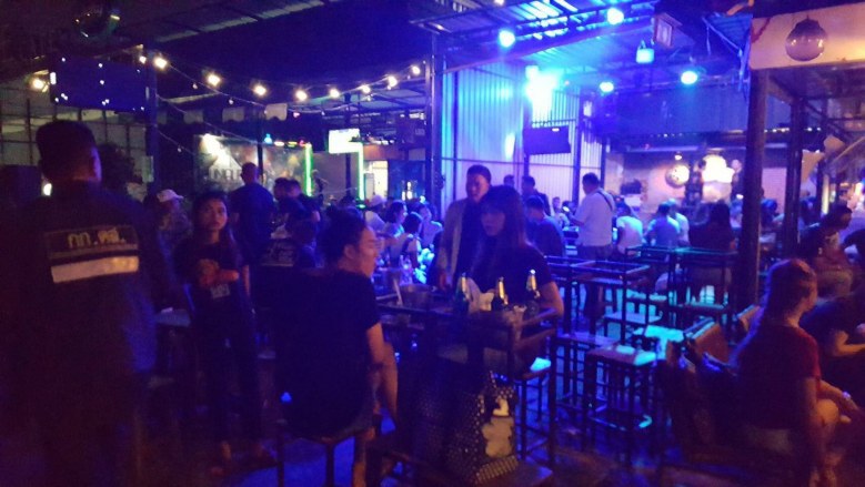 ดส.ตรวจร้านเหล้าชื่อดังย่านบางเขนไม่มีใบอนุญาต