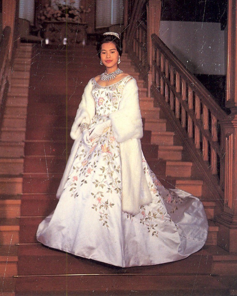 พิพิธภัณฑ์ผ้าฯ จัดแสดงฉลองพระองค์ชุดราตรี 9 องค์ใหม่ ออกแบบโดย ปิแอร์ บัลแมง