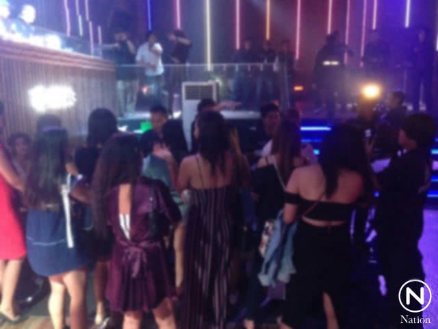 บุกตรวจผับเปิดเกินเวลา ในโรงแรมฮอลิเดย์อินน์ สุขุมวิท 22