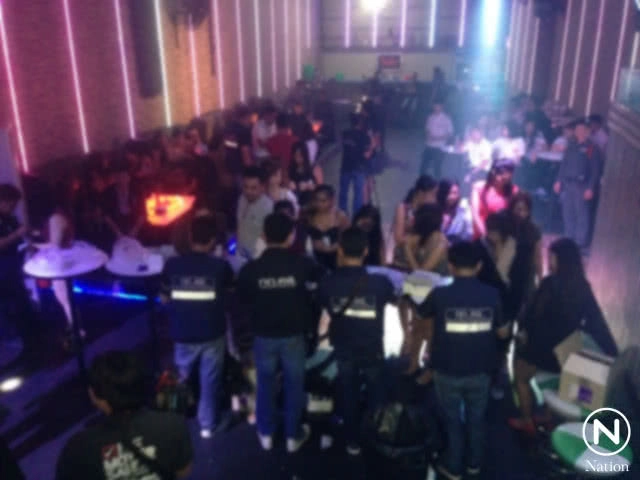 บุกตรวจผับเปิดเกินเวลา ในโรงแรมฮอลิเดย์อินน์ สุขุมวิท 22