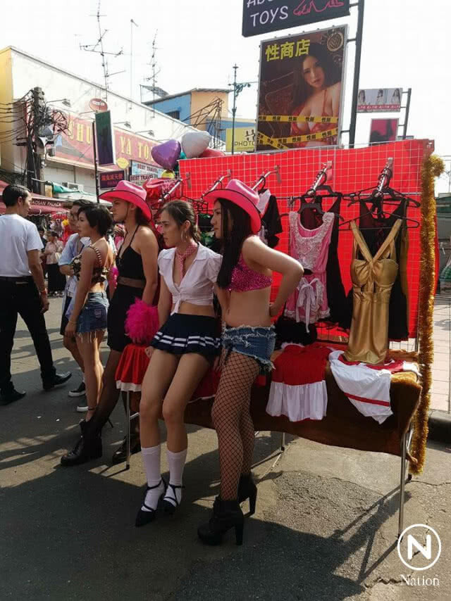 ตร.แจ้งข้อหา "ทำการขายหน้าต่อหน้าธารกำนัล" ทีมถ่ายทำหนังเซ็กส์ทอยกลางถ.ข้าวสาร