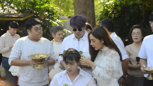 พ่อแม่ร่วมปลงผม แกงส้ม เดอะสตาร์ เผยอยากเห็นวันห่มผ้าเหลือง
