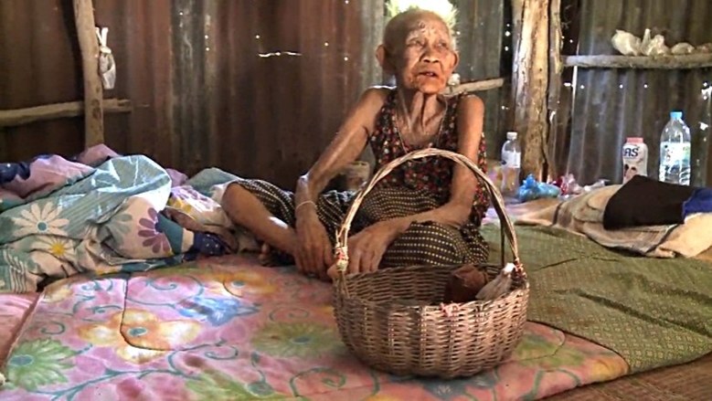 วอนช่วยเหลือ! แม่เฒ่าวัย 90 ใช้ชีวิตลำพังในบ้านผุพัง