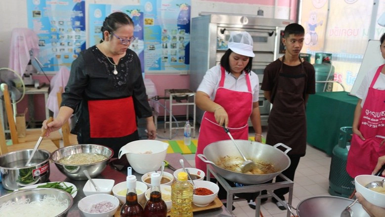 หูหนวกก็ผัดหมี่ขายจนเป็น"เถ้าแก่น้อยผัดหมี่โคราช"