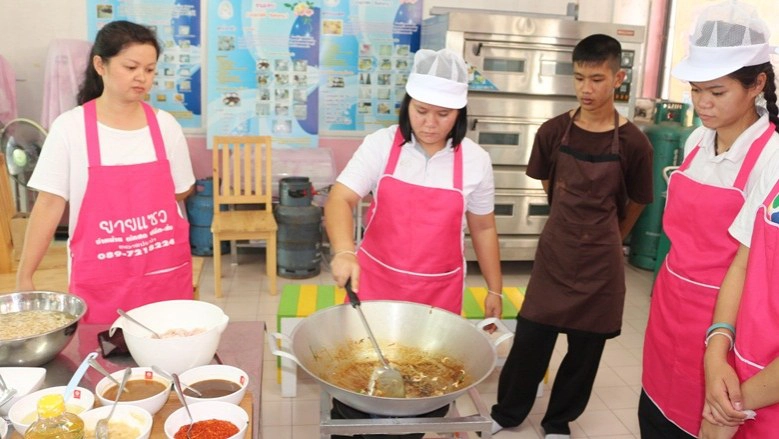 หูหนวกก็ผัดหมี่ขายจนเป็น"เถ้าแก่น้อยผัดหมี่โคราช"