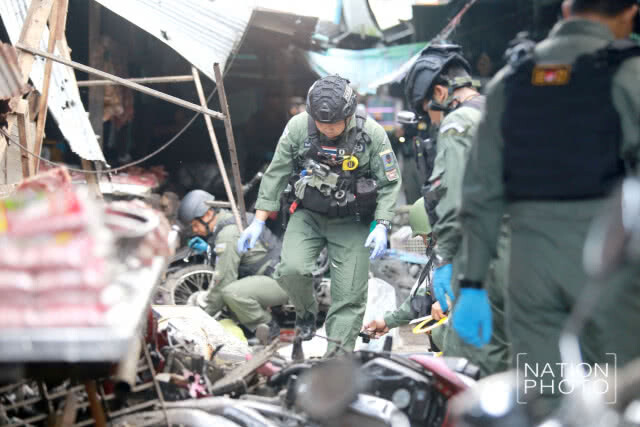 จนท.เข้าตรวจสอบพื้นที่ระเบิด ตลาดสดรถไฟ ยะลา