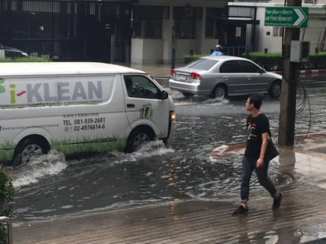 ฝนตกฤดูหนาว 
น้ำท่วมรอระบาย เรื่องปกติ