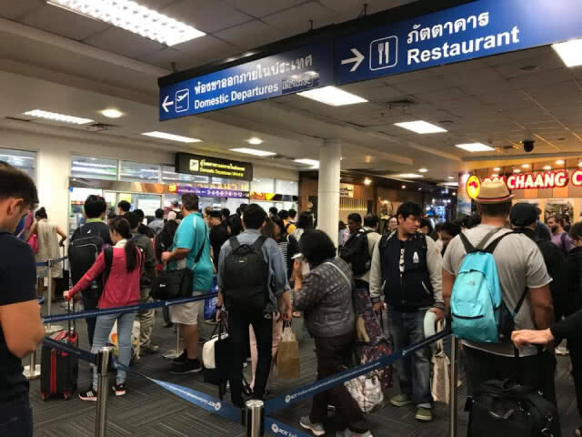 คนล้นรอคิวเข้าตรวจ X-ray สนามบินเชียงใหม่