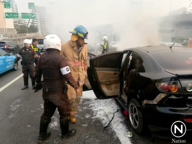 ระทึก! รถชนบนด่วน 5 คัน เก๋งไฟลุก สาวท้อง 6 เดือนหวิดดับ