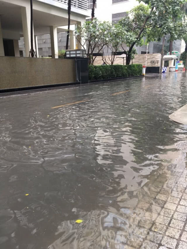 ฝนตกฤดูหนาว 
น้ำท่วมรอระบาย เรื่องปกติ