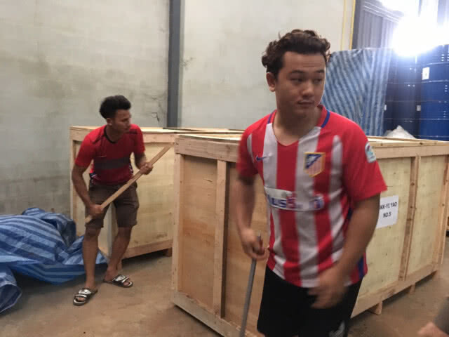 "ศรีวราห์" บุกจับโกดังเก็บไม้พยุงเถื่อน มูลค่ากว่า 30 ล้านบาท