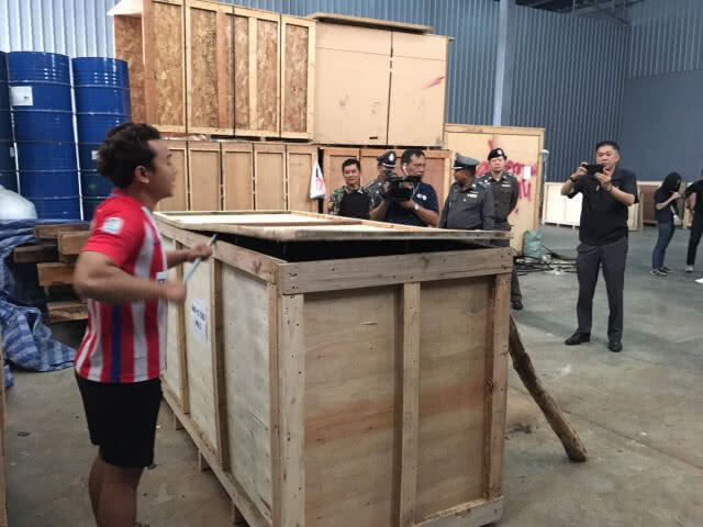 "ศรีวราห์" บุกจับโกดังเก็บไม้พยุงเถื่อน มูลค่ากว่า 30 ล้านบาท