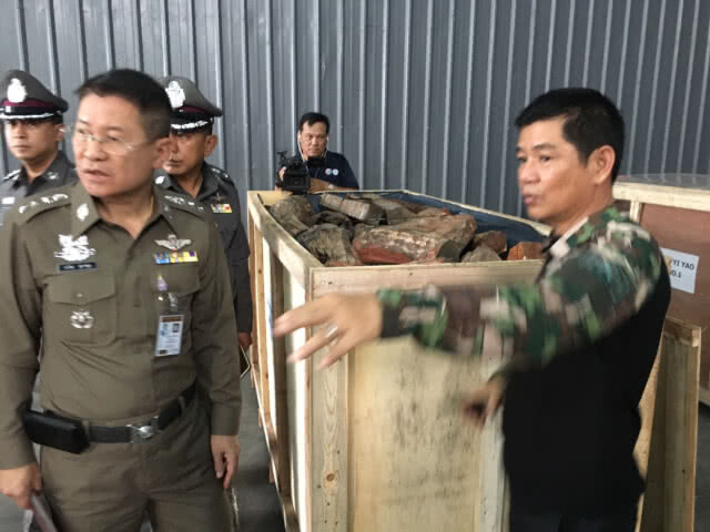 "ศรีวราห์" บุกจับโกดังเก็บไม้พยุงเถื่อน มูลค่ากว่า 30 ล้านบาท