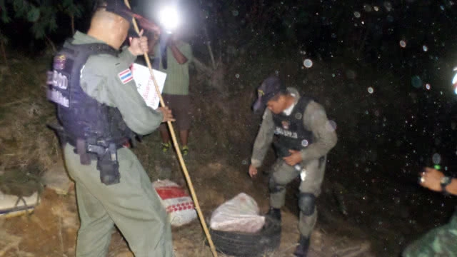 หน่วย EOD ตชด.12 เข้าเก็บกู้ทำลายระเบิดสังหาร M26 ริมสระน้ำ