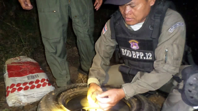 หน่วย EOD ตชด.12 เข้าเก็บกู้ทำลายระเบิดสังหาร M26 ริมสระน้ำ