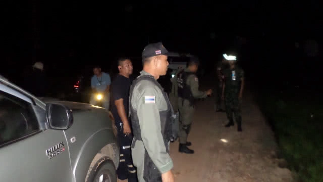 หน่วย EOD ตชด.12 เข้าเก็บกู้ทำลายระเบิดสังหาร M26 ริมสระน้ำ