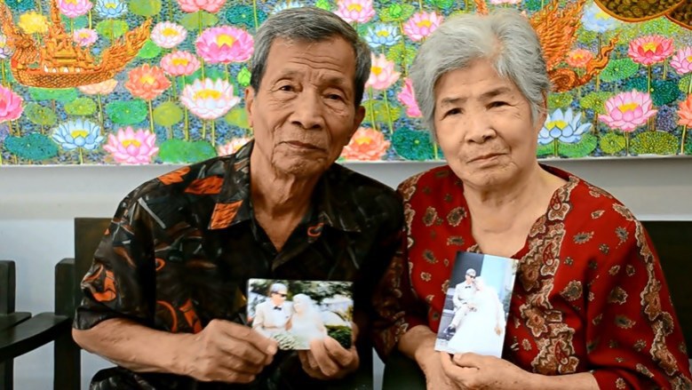 ฮือฮา! คุณตาวัย 79 จูงคุณยายวัย 81 ถ่ายภาพพรีเวดดิ้ง