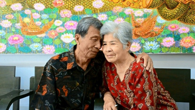 ฮือฮา! คุณตาวัย 79 จูงคุณยายวัย 81 ถ่ายภาพพรีเวดดิ้ง