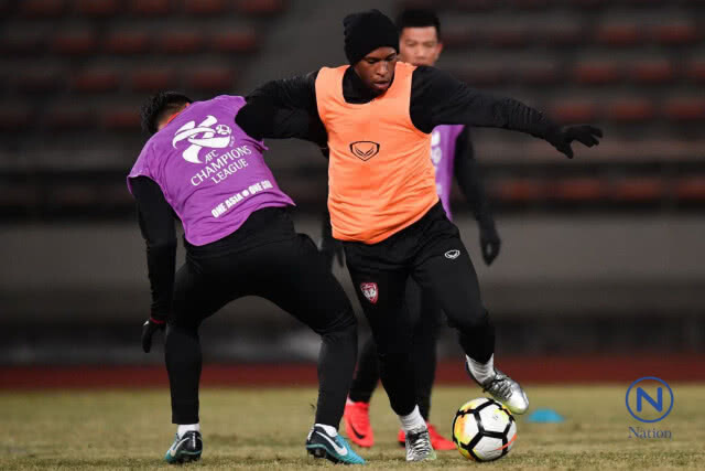 แข้งกิเลนลุยฝ่าลมหนาวซ้อม 1 องศา
"ธีราทร"ขอทิ้งทวนพาทีมเข้ารอบ