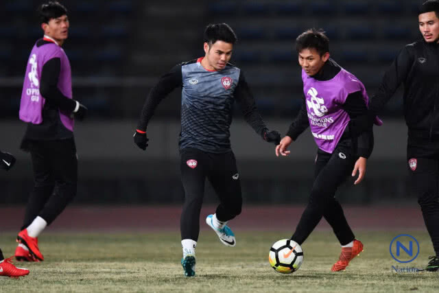 แข้งกิเลนลุยฝ่าลมหนาวซ้อม 1 องศา
"ธีราทร"ขอทิ้งทวนพาทีมเข้ารอบ