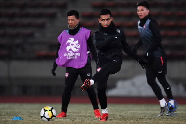 แข้งกิเลนลุยฝ่าลมหนาวซ้อม 1 องศา
"ธีราทร"ขอทิ้งทวนพาทีมเข้ารอบ