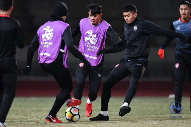 แข้งกิเลนลุยฝ่าลมหนาวซ้อม 1 องศา
"ธีราทร"ขอทิ้งทวนพาทีมเข้ารอบ