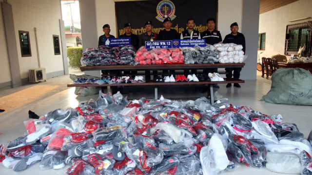 จับอีกแล้ว!! ตลาดโรงเกลือ ยึดสินค้าละเมิดลิขสิทธิ์เพียบ