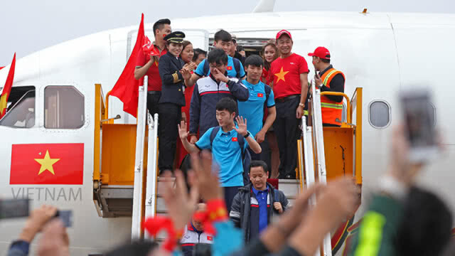 แฟนบอลแห่ต้อนรับทัพดาวทองยู-23เรือนแสน