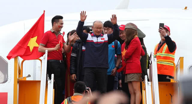 แฟนบอลแห่ต้อนรับทัพดาวทองยู-23เรือนแสน