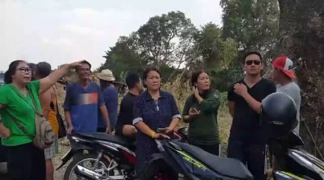 ร้อง! เทศบาลตำบลสามเงา จ.ตาก 
ตัดต้นก้ามปู อายุ 200 ปี เหลือแต่ตอ