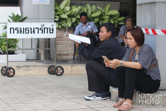 กรมธนารักษ์ เปิดให้ ปชช.รับเหรียญที่ระลึก พระราชพิธีถวายพระเพลิงพระบรมศพ ในหลวง ร.๙