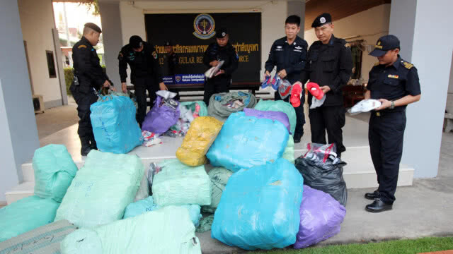 จับอีกแล้ว!! ตลาดโรงเกลือ ยึดสินค้าละเมิดลิขสิทธิ์เพียบ