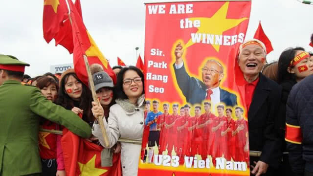 แฟนบอลแห่ต้อนรับทัพดาวทองยู-23เรือนแสน