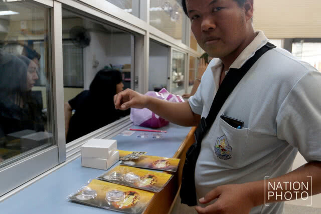 กรมธนารักษ์ เปิดให้ ปชช.รับเหรียญที่ระลึก พระราชพิธีถวายพระเพลิงพระบรมศพ ในหลวง ร.๙